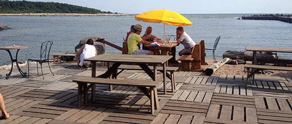 Kalana restoran Hiiumaal, terrass väljas söömine